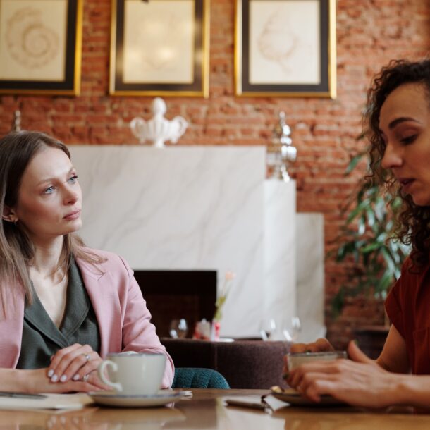 Deux femmes en train de discuter, illustration des difficultés à parler français