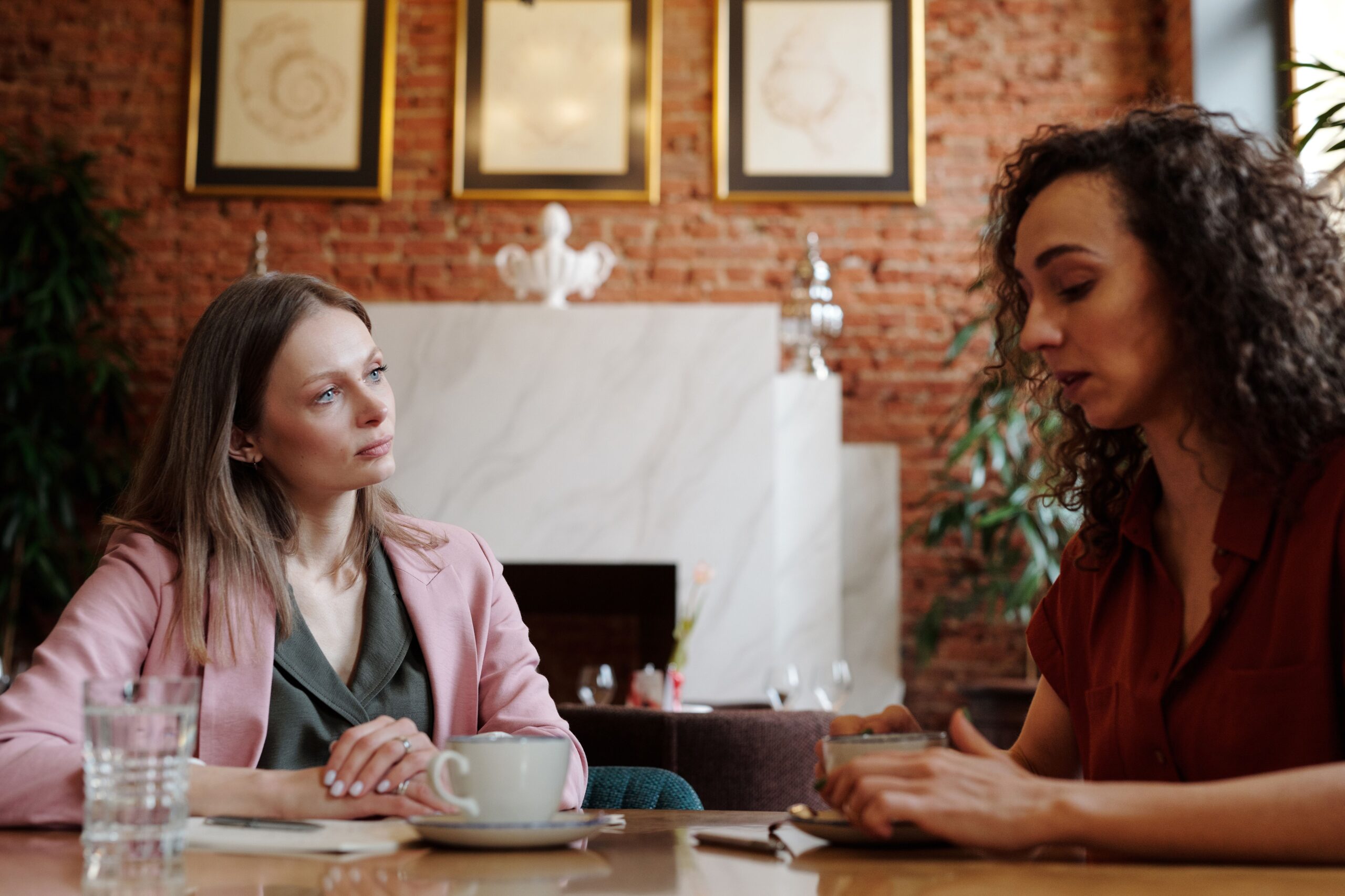 Deux femmes en train de discuter, illustration des difficultés à parler français