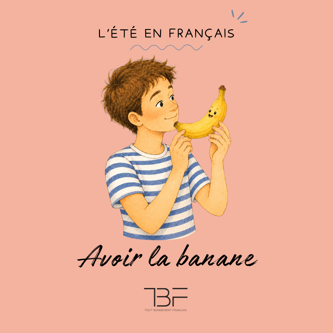 Un garçon tient une banane souriante devant son visage, illustration littérale de l’expression « avoir la banane ».