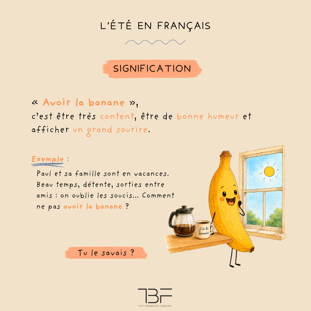 Une banane souriante se tient près d’une fenêtre ensoleillée, illustration de l’expression « avoir la banane », qui signifie être de bonne humeur.