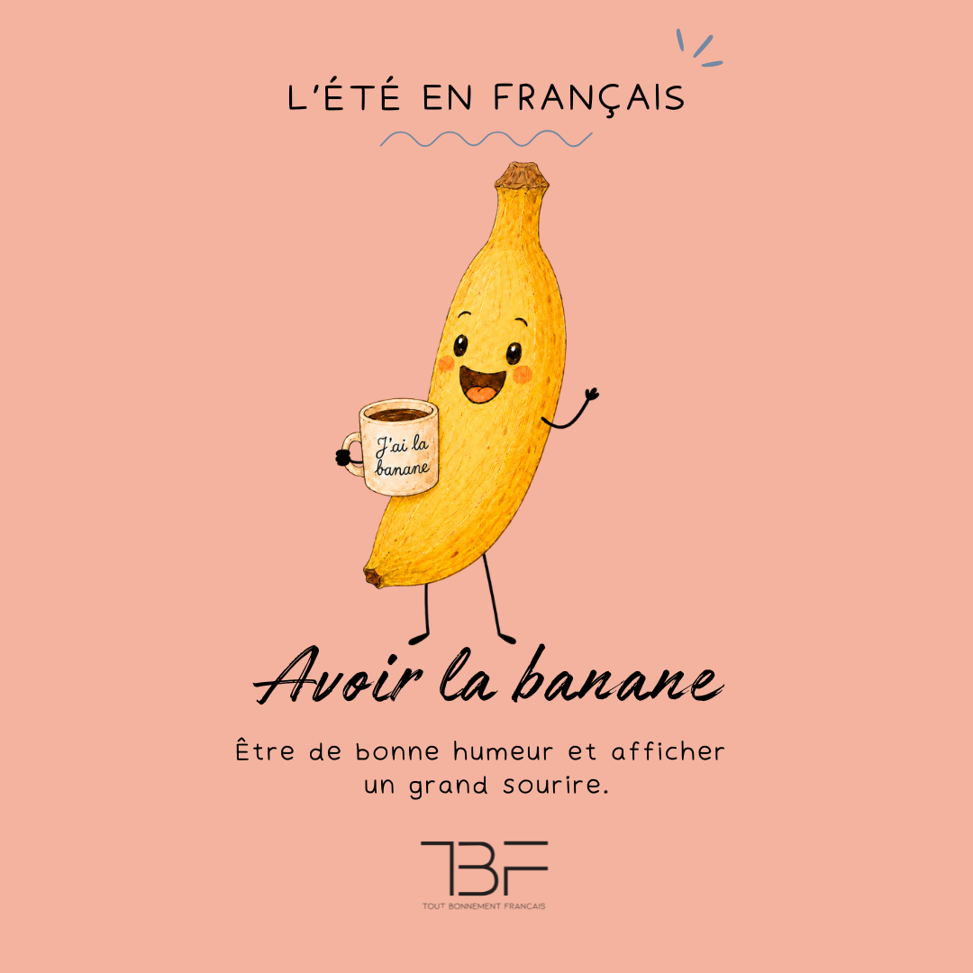Une banane joyeuse tient une tasse portant l’inscription « J’ai la banane », illustration du sens figuré de l’expression.